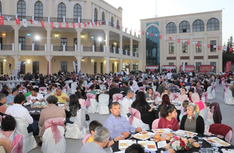 BAŞKAN YILMAZ, PERSONELİYLE İFTARDA BİR ARAYA GELDİ, BAYRAMLARINI KUTLADI