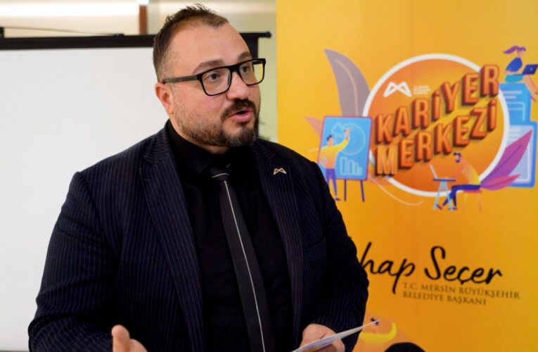 GELECEĞİN İŞ DÜNYASINA KARİYER MERKEZİ İLE HAZIRLANIYORLAR