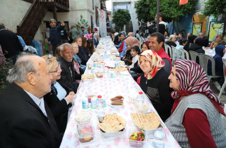 GÜLTAK, ONKOBÜS HİZMETİ ALAN VATANDAŞLARLA İFTARDA BULUŞTU
