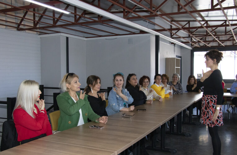 MERCEK KURSİYERLERİ İŞARET DİLİ ÖĞRENEREK ENGELLERİ AŞACAK
