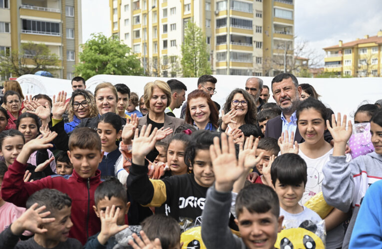MERAL SEÇER: “KADINLAR ÜRETTİ, ÇOCUKLARA SEVGİYLE YOLLADI”