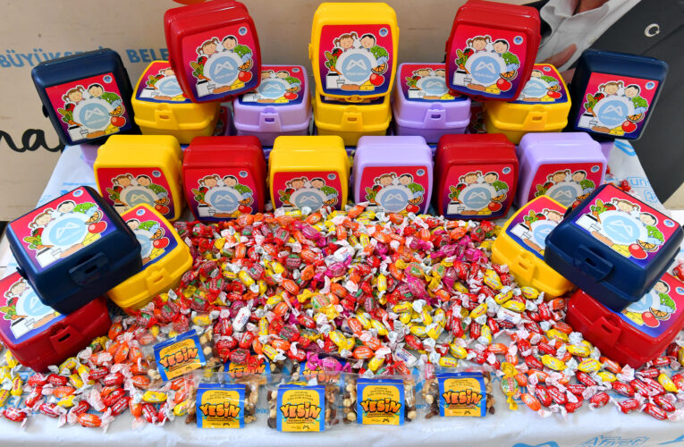 ÇOCUKLARA BAYRAM ŞEKERİ MERSİN BÜYÜKŞEHİR’DEN