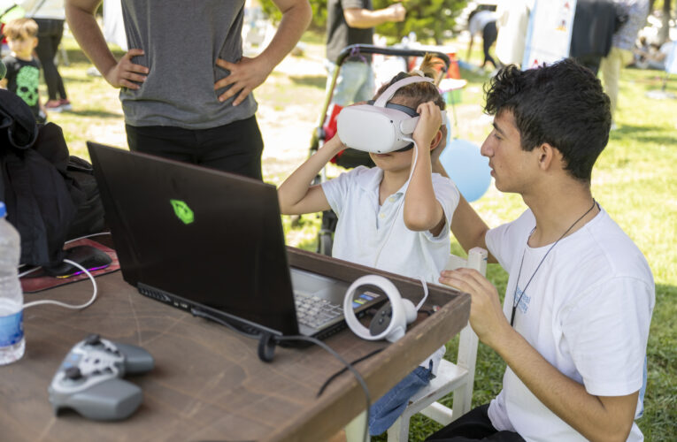 SAHİLDEKİ EĞLENCELİ ETKİNLİKLERLE ÇOCUKLAR NEŞE DOLDU