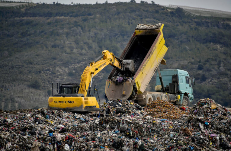 BÜYÜKŞEHİR EKİPLERİ, 2019’DAN BU YANA 2,5 MİLYON TON ATIĞI BERTARAF ETTİ