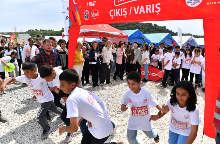 MERSİNDEN KADIN KOOPERATİFİ 23 NİSAN’DA HATAY’DA DEPREMZEDE ÇOCUKLARIN YANINDA OLDU