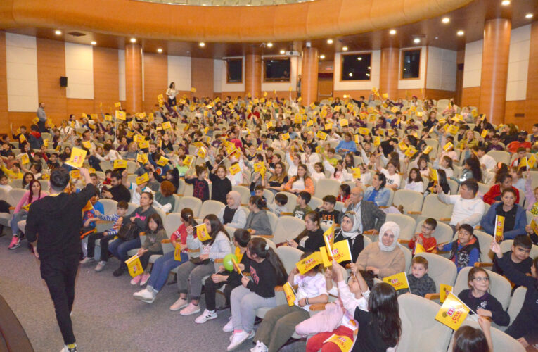 Yenişehir Belediyesinden depremzede çocuklara özel tiyatro oyunu