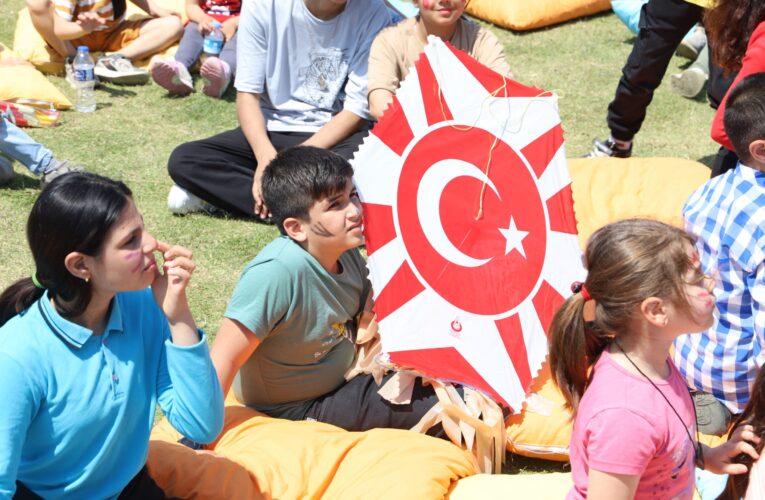 23 Nisan Çocuk Bayramı’nda Millet Bahçesi’nde buluşan yüzlerce çocuk doyasıya eğlendi