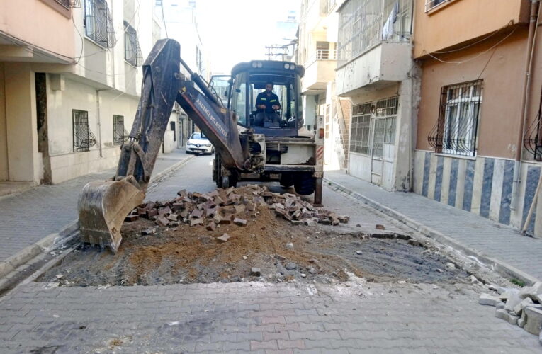 AKDENİZ BELEDİYESİ YENİ YOL AÇMA, ASFALT SERİMİ VE KALDIRIM YENİLEME ÇALIŞMALARINA HIZ VERDİ