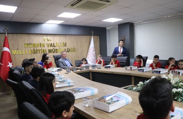 ŞAMPİYON ÖĞRENCİLERDEN EĞİTİM MÜDÜRLÜĞÜNE ZİYARET