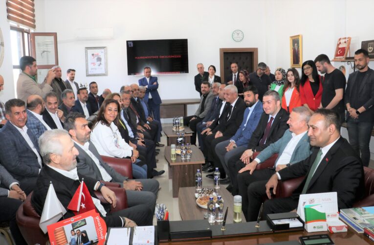 BAŞKAN YILMAZ, ESKİ BAKAN ZAFER ÇAĞLAYAN’I TOROSLAR BELEDİYESİNDE AĞIRLADI