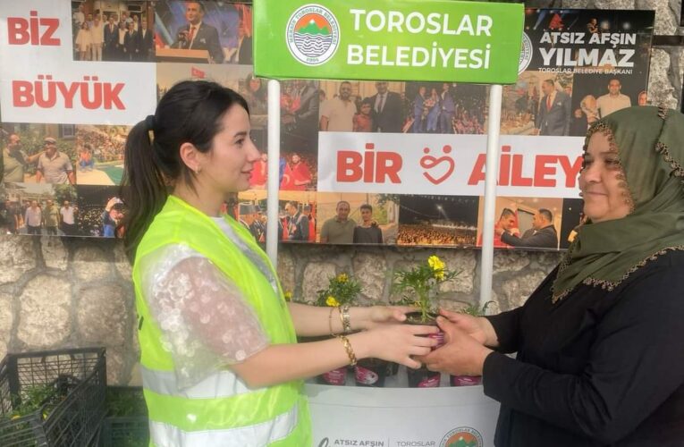 TOROSLAR BELEDİYESİNİN ANNELER GÜNÜ’NE ÖZEL YETİŞTİRDİĞİ KADİFE ÇİÇEKLERİ, SAHİPLERİNE ULAŞTIRILDI