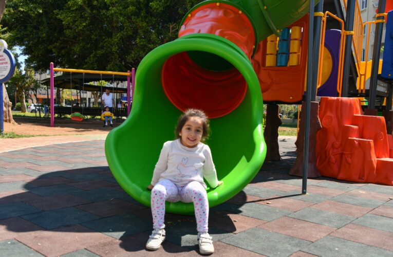 Yenişehir Belediyesi yakılan çocuk oyun grubunu yeniledi