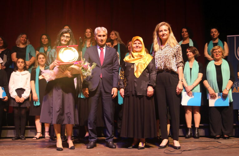 Saklı Nağmeler Kadınlar Korosu sevilen şarkıları seslendirdi