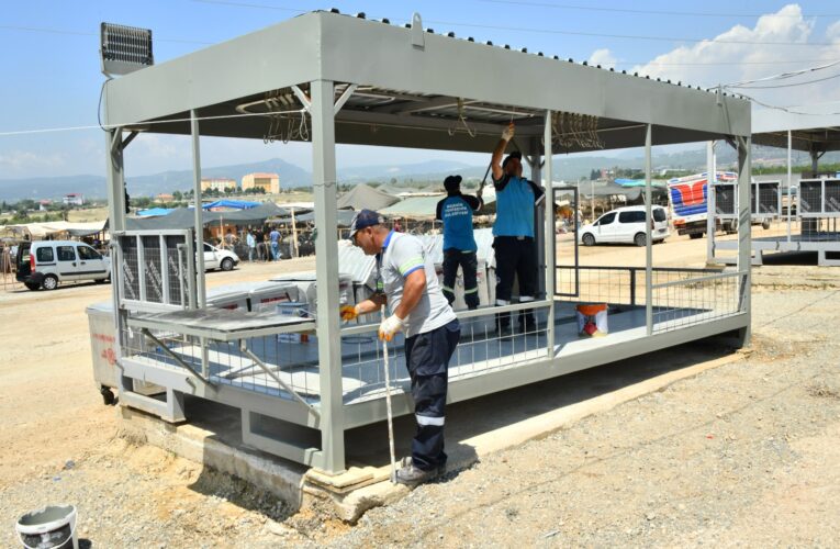 Başkan Abdullah Özyiğit, kurban satış alanını inceledi