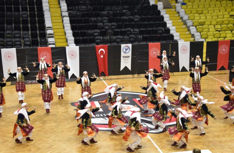 TOROSLAR BELEDİYESİ HALK OYUNLARI EKİBİ ŞAMPİYON OLDU