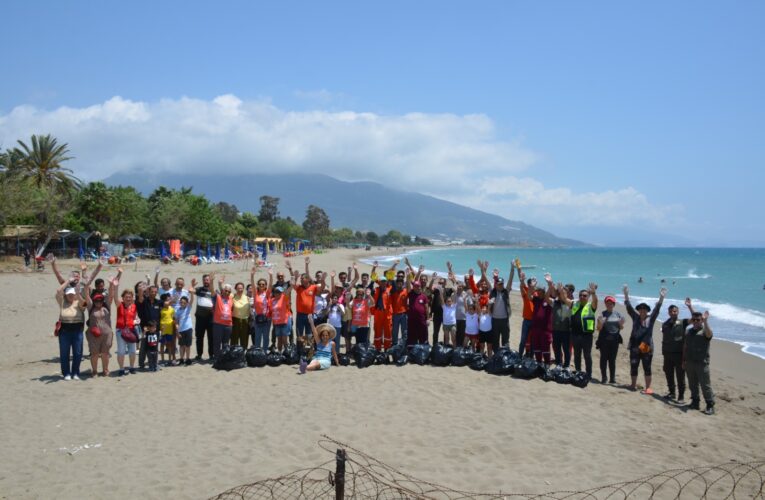 Sahilde ve denizde “çöp avı”na çıkıldı