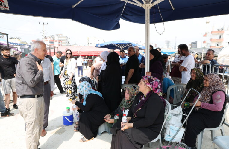 AKDENİZ BELEDİYE BAŞKANI GÜLTAK, KURBAN KESİM VE SATIŞ NOKTALARINI GEZDİ, VATANDAŞLARLA BAYRAMLAŞTI