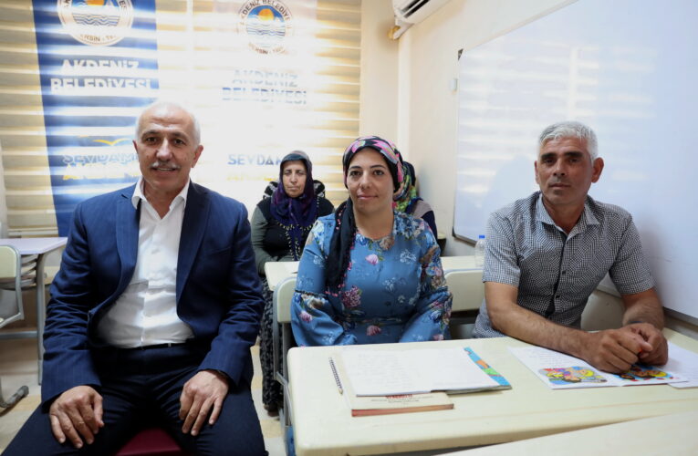 GÜLTAK, YILLAR SONRA OKUMA-YAZMAYI ÖĞRENEN ÇİFTİ SINIFLARINDA ZİYARET ETTİ