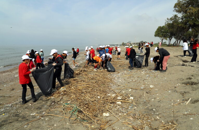 Yüzlerce öğrenci ve gönüllünün de katıldığı etkinlikte, sahilden tonlarca çöp ve atık toplandı