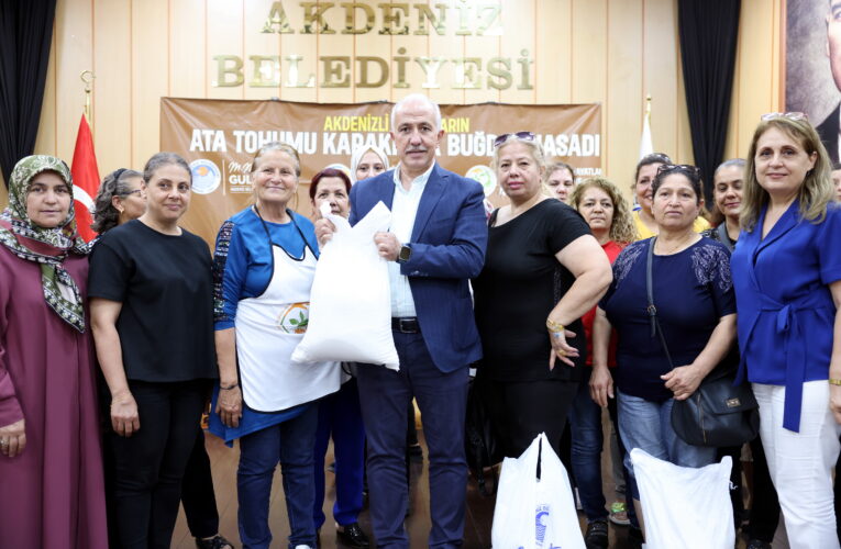 Akdeniz Belediye Başkanı Mustafa Gültak, hasat günü kadınlara söz vermişti