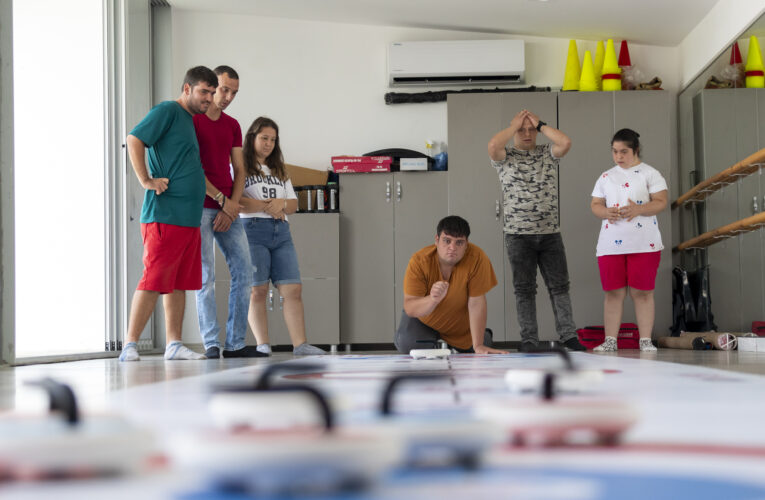 ÖZEL BİREYLER FLOOR CURLİNG SPORUNU ÇOK SEVDİ