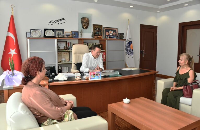 Depremzede kadınlardan Başkan Abdullah Özyiğit’e teşekkür ziyareti