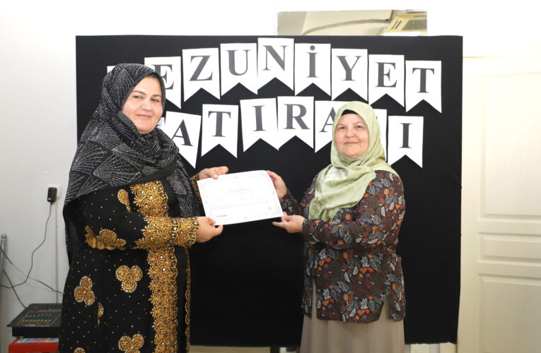 AKDENİZ’DE OKUMA YAZMA ÖĞRENEN KADINLAR SERTİFİKALARINI ALDI