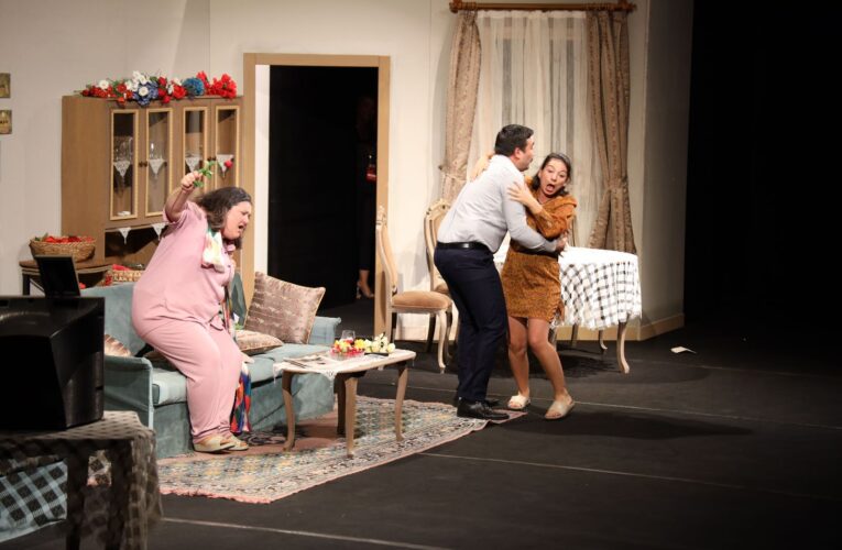 ŞEHİR TİYATROSU, ‘LÜTFEN KIZIMLA EVLENİR MİSİNİZ?’ OYUNUYLA UŞAKLI SANATSEVERLERLE BULUŞTU