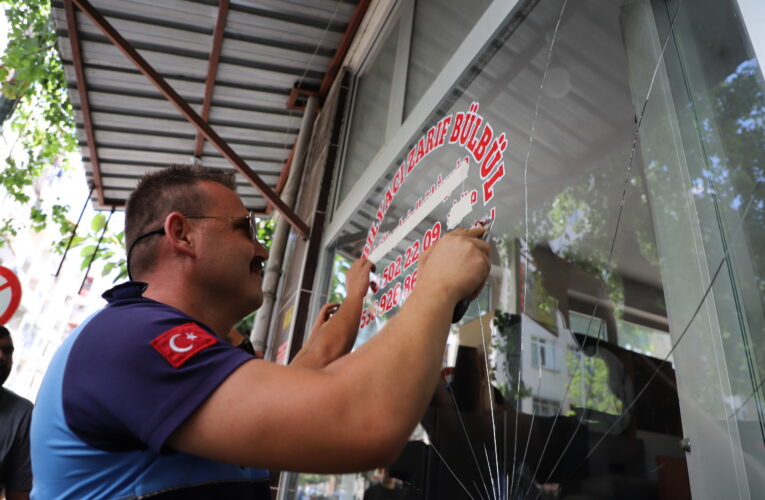 AKDENİZ’DE ARAPÇA YAZILI TABELA, FLAMA VE REKLAM MATERYALLERİ KALDIRILIYOR