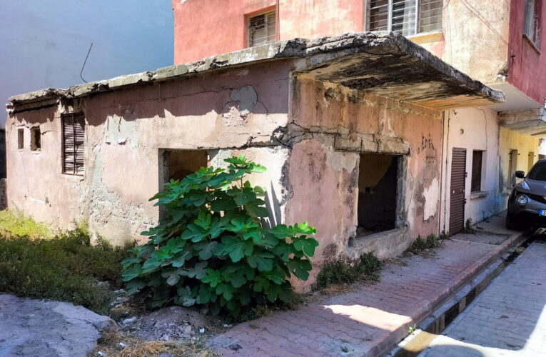 AKDENİZ’DE  TEHLİKE YARATAN METRUK BİNALARLA MÜCEDELE SÜRÜYOR