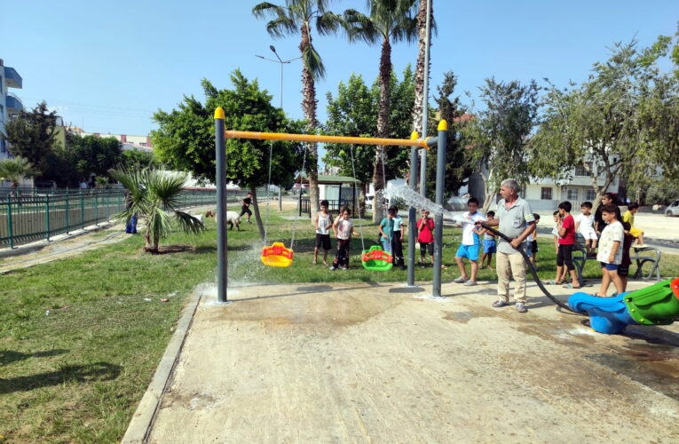 Yeni oyun gruplarını gören minikler parka akın etti