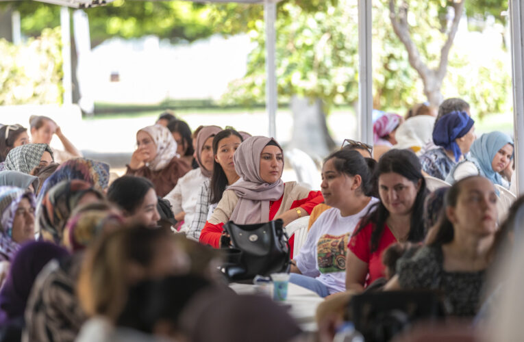 BAŞKAN SEÇER VE MERAL SEÇER, ‘EVİMİZ ATÖLYE’ KURSUNU TAMAMLAYAN KADINLARA SERTİFİKALARINI VERDİ