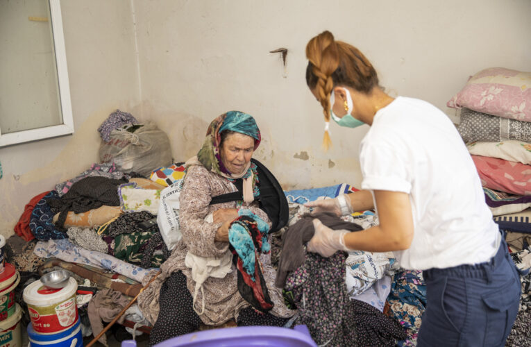 BÜYÜKŞEHİR EKİPLERİ BU KEZ HANIM TEYZE’YE DERMAN OLDU