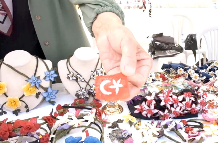 TEK ELİYLE İĞNE OYASI YAPARAK, GEÇİMİNİ SAĞLIYOR!