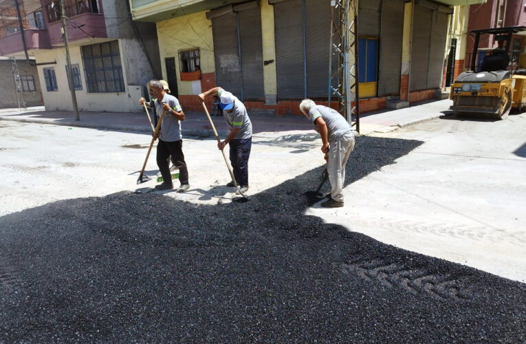 AKDENİZ’DE İMARLI YOL AÇMA VE SOĞUK ASFALT SERİM ÇALIŞMASI HIZ KAZANDI