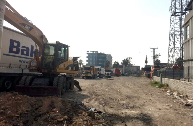 AKDENİZ’DE YOL AÇMA, KALDIRIM YENİLEME ÇALIŞMALARI HIZ KAZANDI