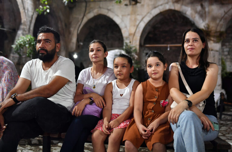 BÜYÜKŞEHİR BELEDİYESİ’NDEN MUT’TAKİ ÇOCUKLARA AÇIK HAVA FİLM ETKİNLİĞİ