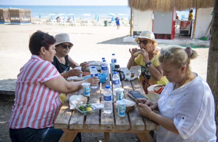 BÜYÜKŞEHİR’İN EMEKLİ EVİ ÜYELERİ, KUMKUYU PLAJI’NDA BİR ARAYA GELDİ