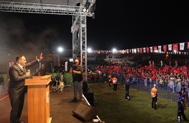 ÜNLÜ SANATÇILAR ECE MUMAY VE OGÜN SANLISOY, MERSİNLİLERE UNUTULMAZ BİR GECE YAŞATTI