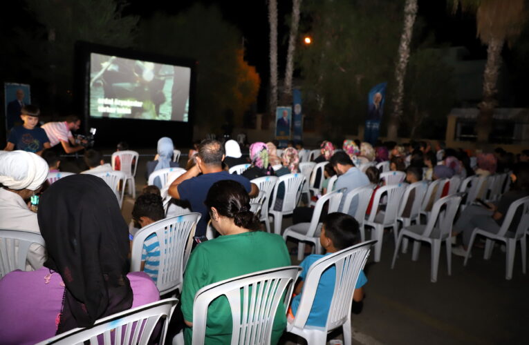 AKDENİZ BELEDİYESİ  AÇIK HAVA SİNEMASIYLA NOSTALJİYİ YAŞATIYOR