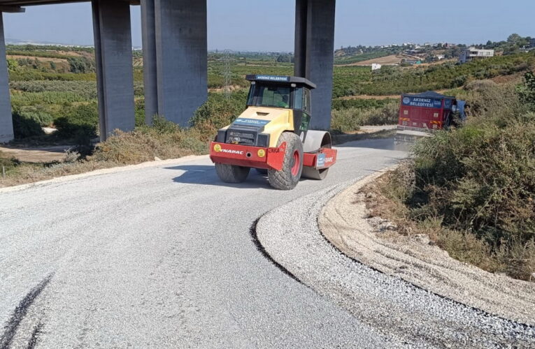 Yeni yollar açılıyor, sathi kaplama yapılıp kaldırımlar yenileniyor
