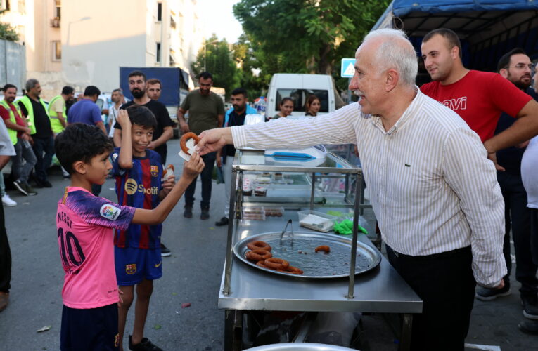 Akdeniz Belediye Başkanı, mahalle semt pazarını ziyaret ederek esnaf ve vatandaşları dinledi