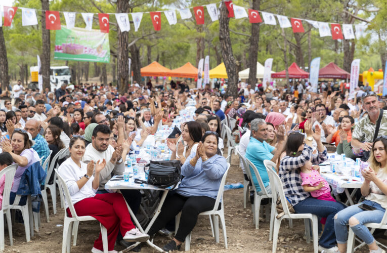 SEÇER’DEN ÇALIŞANLARA: “MERSİN HALKI ADINA HEPİNİZE TEŞEKKÜR EDİYORUM”