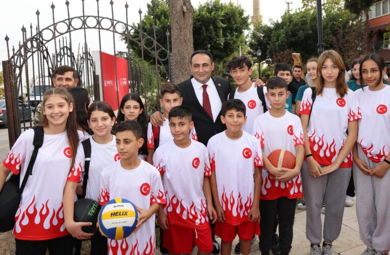 BAŞKAN YILMAZ, KENT PROTOKOLÜNÜ, ÖĞRENCİLERİ VE SPORCULARI KARARGAHTA AĞIRLADI