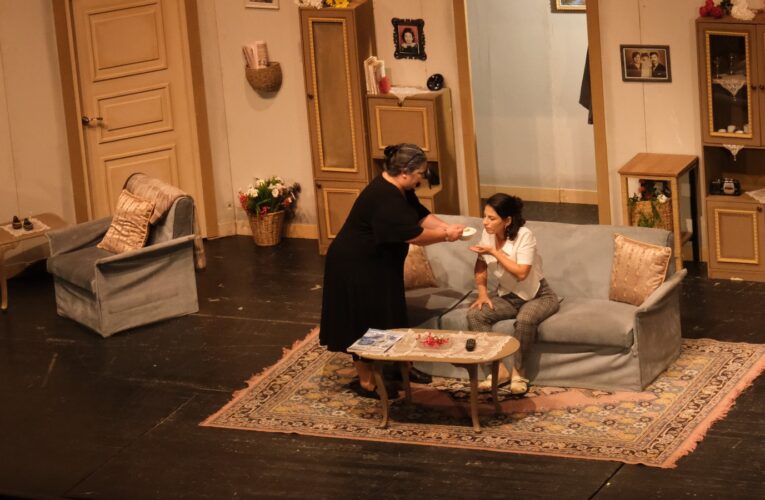 ‘LÜTFEN KIZIMLA EVLENİR MİSİNİZ?’ OYUNUNA SEYİRCİLERDEN TAM NOT