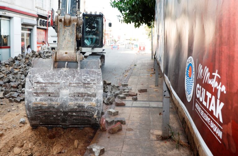 AKDENİZ’DE ÖMRÜ TAMAMLANAN PARKE TAŞLARININ YERİNİ ASFALT ALIYOR