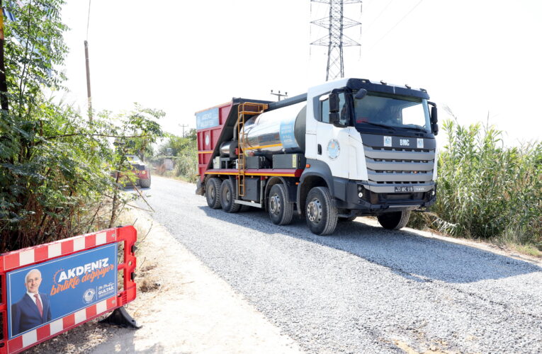 AKDENİZ’DE BAHÇE VE SERA YOLLARI SOĞUK ASFALT İLE KAPLANIYOR