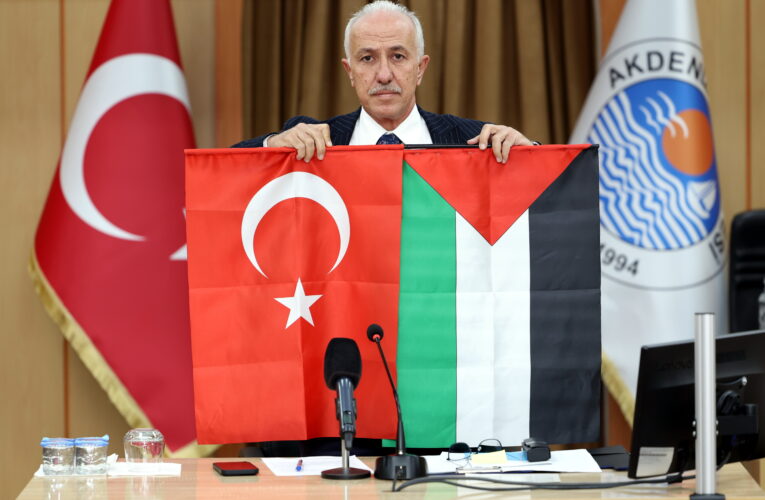 “Dünyanın gözleri önünde soykırım ve insanlık suçu işleniyor”