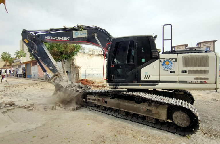Fen işleri ekipleri; sıcak asfalt serimi, kaldırım ve bordür yenileme çalışmalarına devam ediyor