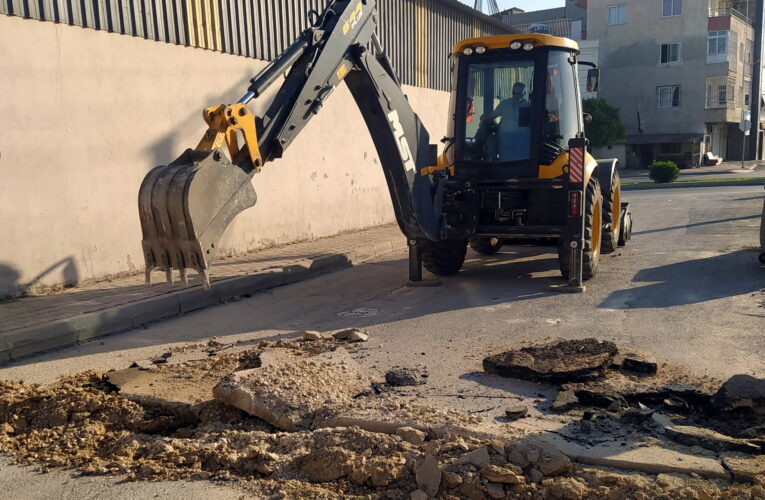 AKDENİZ’DE YOLLAR, PARKLAR VE SPOR TESİSLERİ YENİLENİYOR